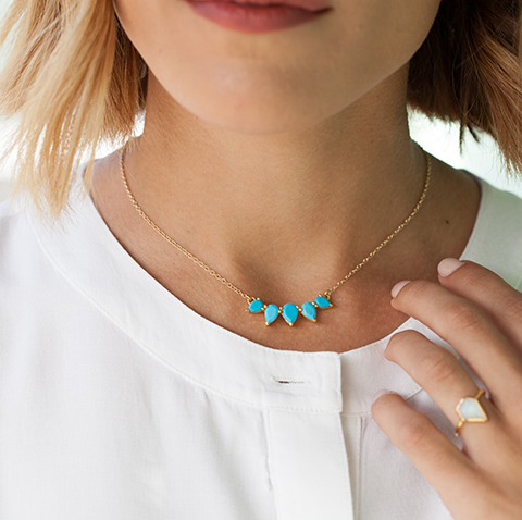 Sunny-turquoise-necklace-model